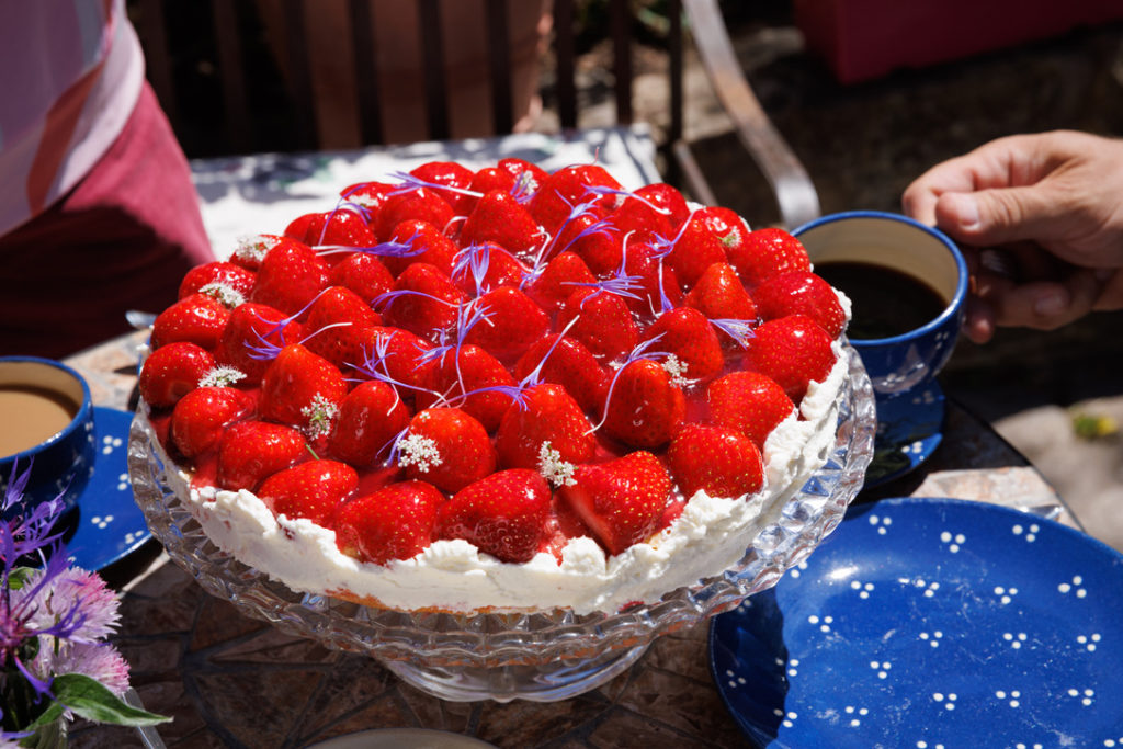 Erdbeerkuchen mit Blüten